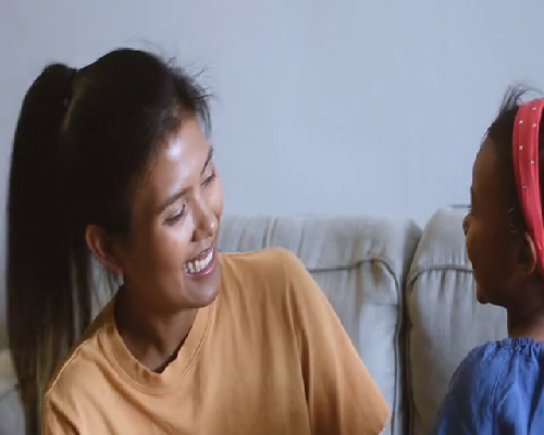 刚出生的孩子眼睛多久可以看见阳光？