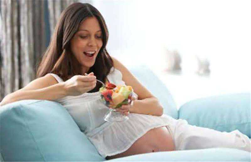 试管婴儿移植后可以适量饮用奶茶吗？对宝宝有影响吗？