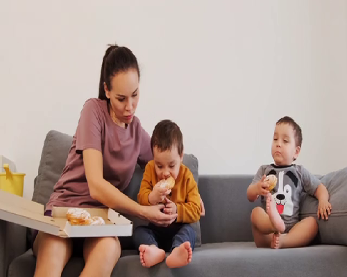 孩子两个月开始厌奶，有什么方法解决？